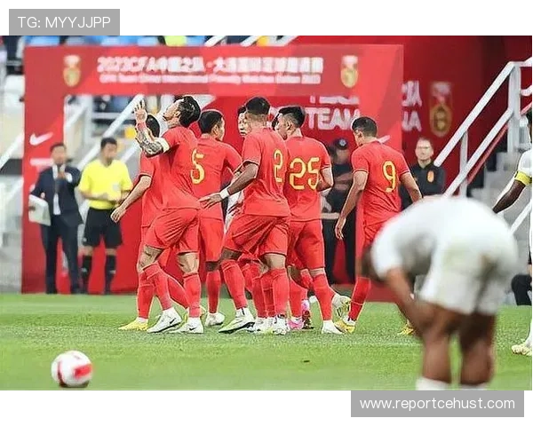 中国足球队备战亚洲杯新征程,主帅携年轻球员积极备战,目标直指冠军 中国足球队备战亚洲杯新征程,主帅携年轻球员积极备战,目标直指冠军