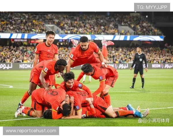 国足逆转取胜引燃球迷激情 全国赛场掀起冬日运动热潮风劲再升势 国足逆转取胜引燃球迷激情 全国赛场掀起冬日运动热潮风劲再升势